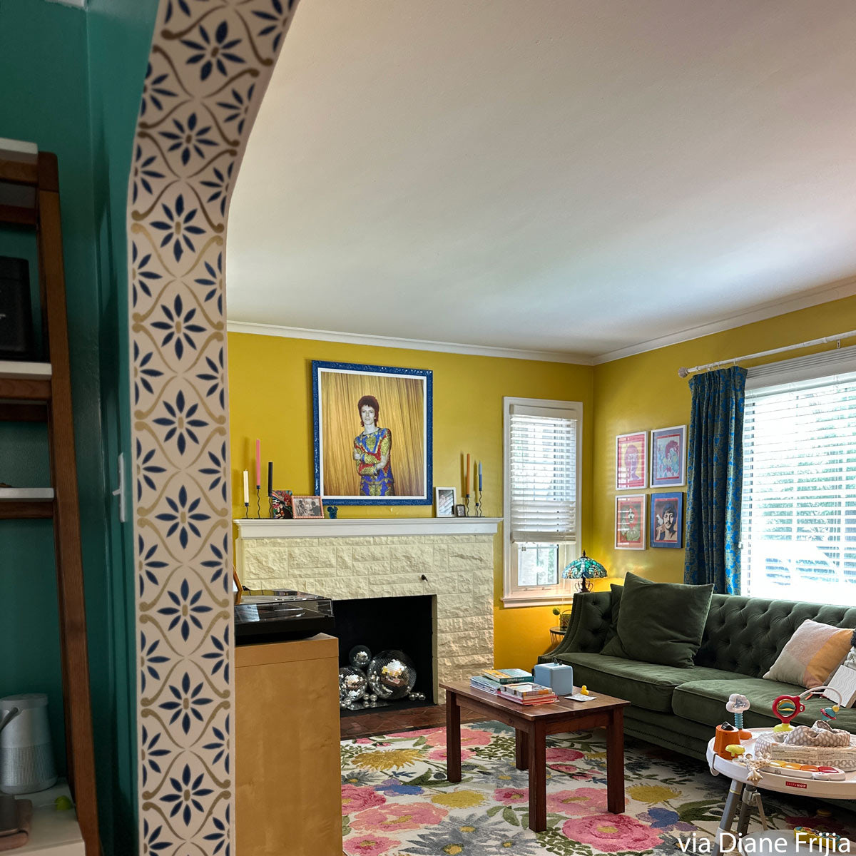 Daisy Chain Wall Stencil Border